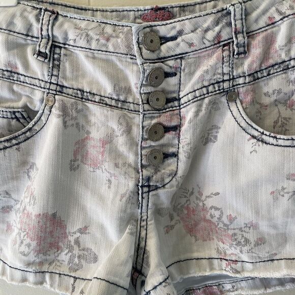 Almost Famous Jean Shorts Sz 9 Floral Light Distressed High Waist Buttons Cute - Picture 2 of 10